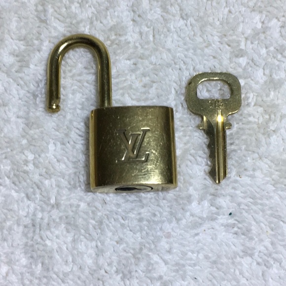Louis Vuitton Brass '315' Padlock in Goldtone with Goldtone Key (||) - Picture 4 of 7
